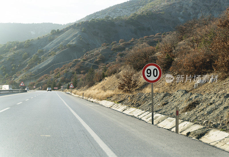 Road sign: Speed ​​limit 90 KM / h